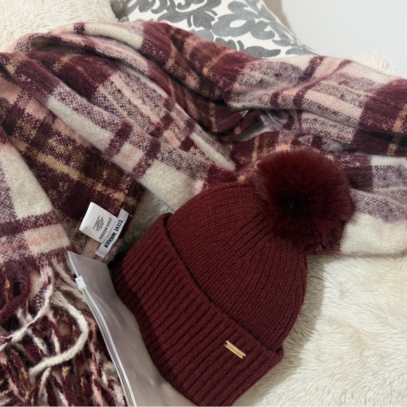 Steve Madden Burgundy Knit Beanie and Plaid Scarf Set🍒✨ - Picture 4 of 8